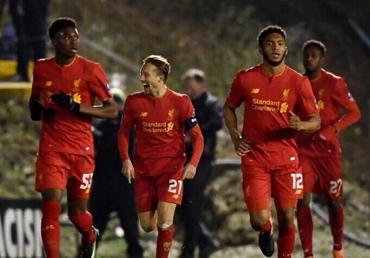 有父亲的风范吗？梅西小儿子西罗在迈阿密U8比赛中任意球破门