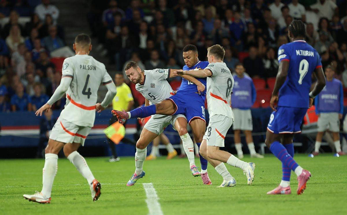 中甲半场：安以恩笑纳对方门将大礼，辽宁铁人暂1-0佛山南狮